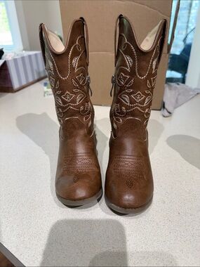 Kids boots size 10